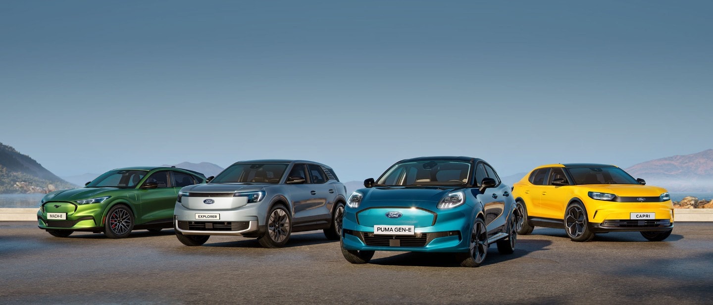 Une Ford Mustang Mach-E, un Ford Explorer, une Ford Capri et un Ford Puma Gen-E à l’arrêt sur une route. Une Ford Mustang Mach-E, un Ford Explorer, une Ford Capri et un Ford Puma Gen-E à l’arrêt sur une route.