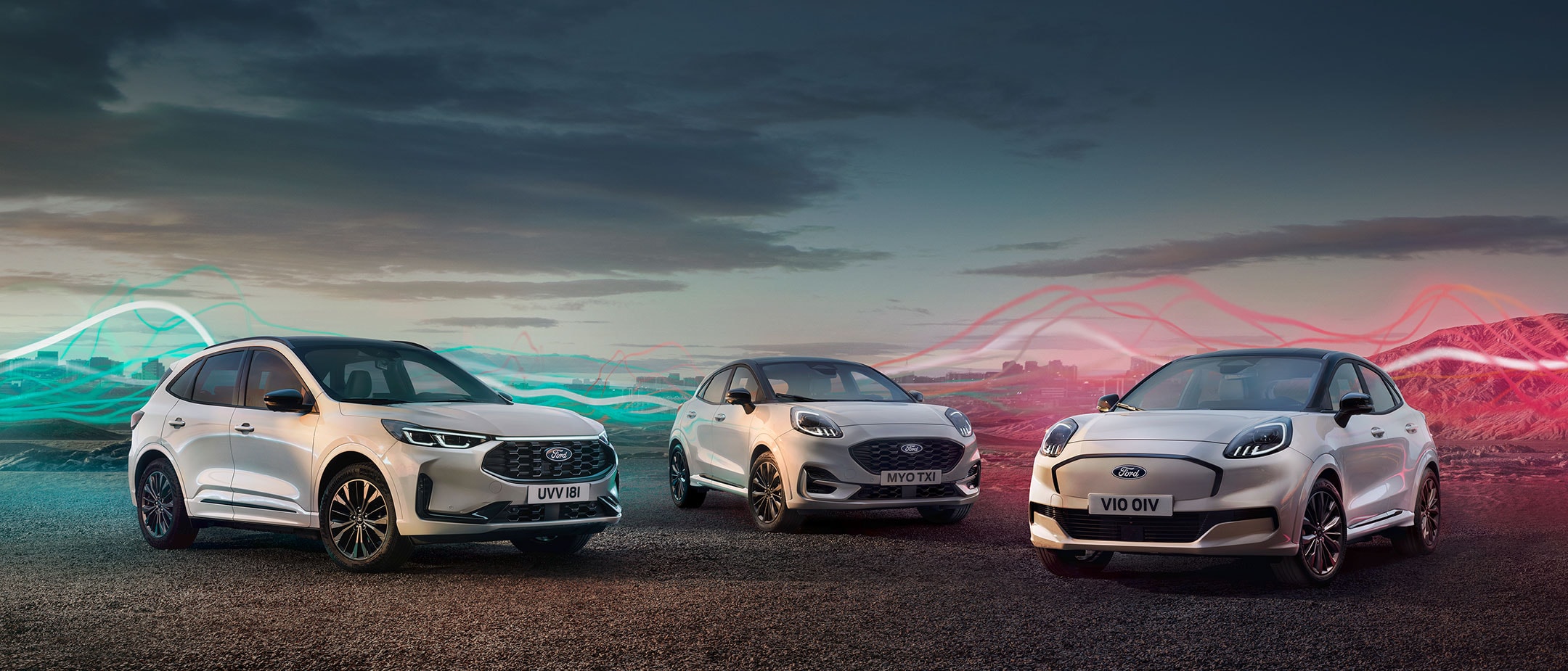 Un Ford Kuga blanc, une Ford Puma et une Ford Puma électrique garés dans un paysage avec un arrière-plan stylisé. Un Ford Kuga blanc, une Ford Puma et une Ford Puma électrique garés dans un paysage avec un arrière-plan stylisé.