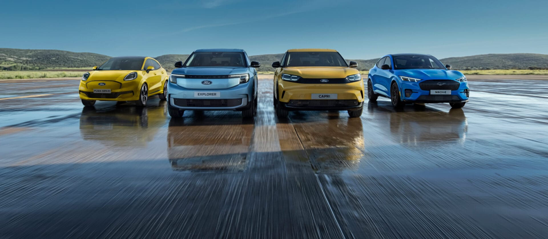 Parade des véhicules électriques Ford, avec les Ford Puma Gen-E, Ford Explorer, Ford Capri et Ford Mustang Mach-E.