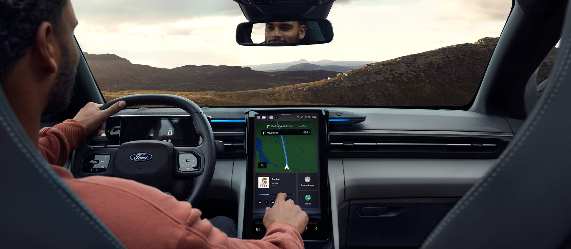 L’habitacle d’un véhicule électrique Ford et ses outils de navigation modernes pour optimiser l’autonomie et la planification des trajets.