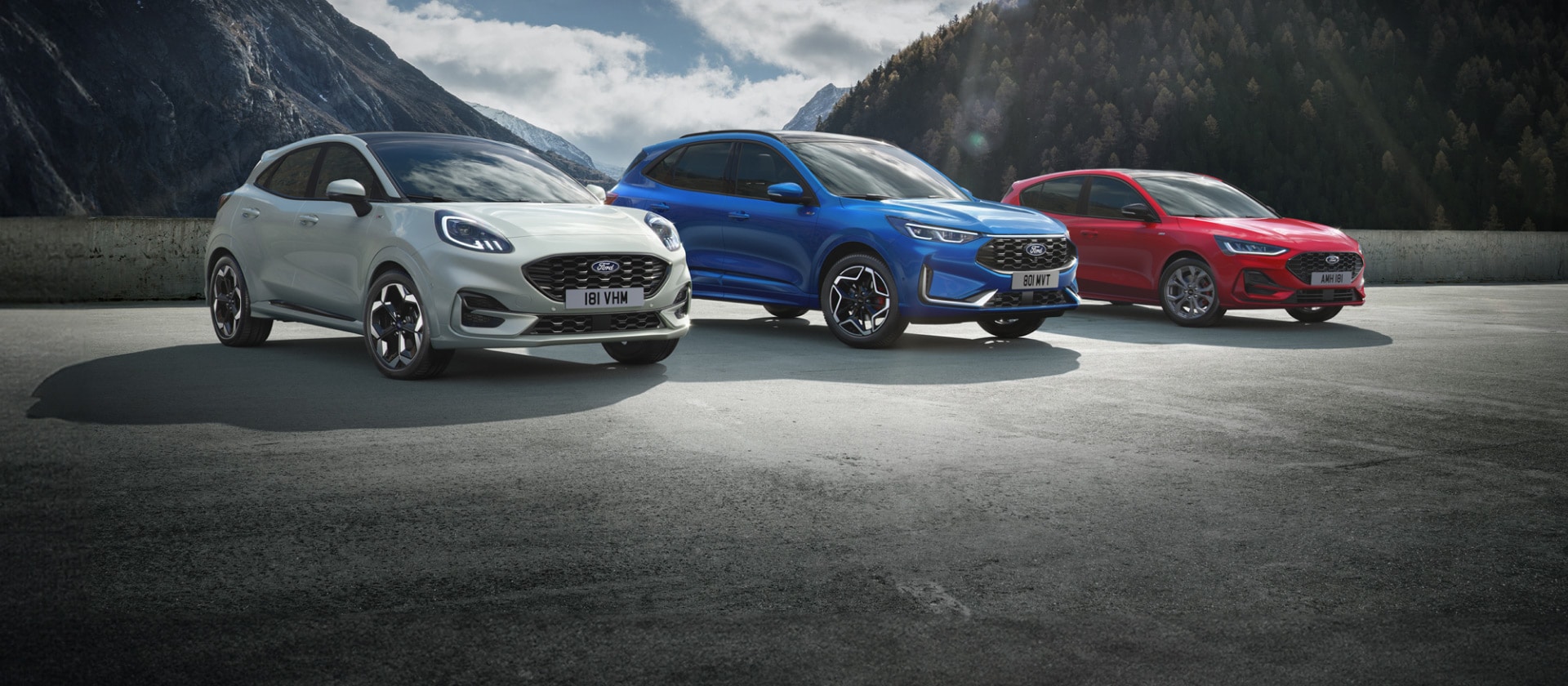 Série de véhicules hybrides électriques Ford, dont le Ford Puma, le Ford Kuga et la Ford Focus.