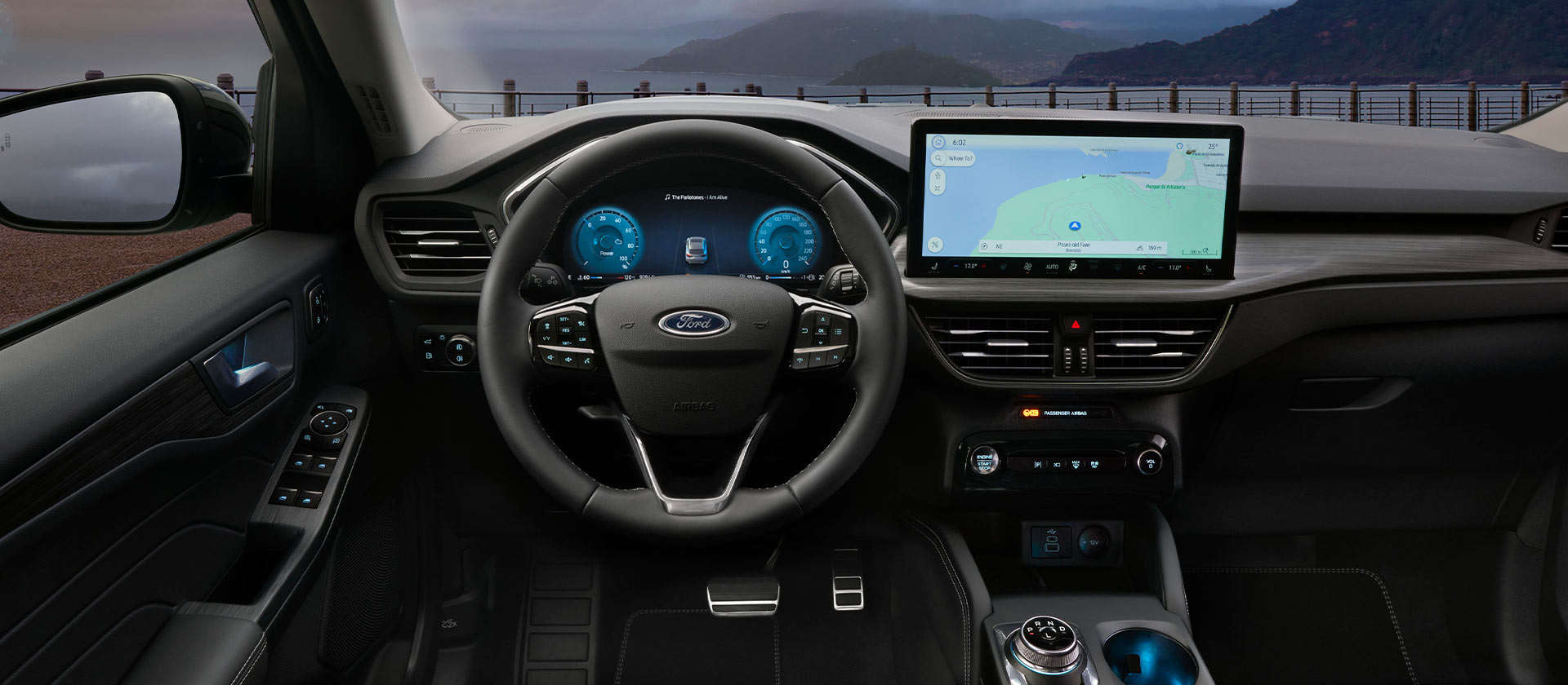 Habitacle d’un véhicule hybride Ford et écran de navigation.