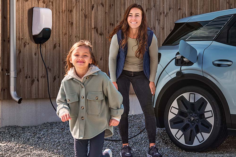 Une famille recharge son Ford Explorer électrique à la maison en s’amusant.