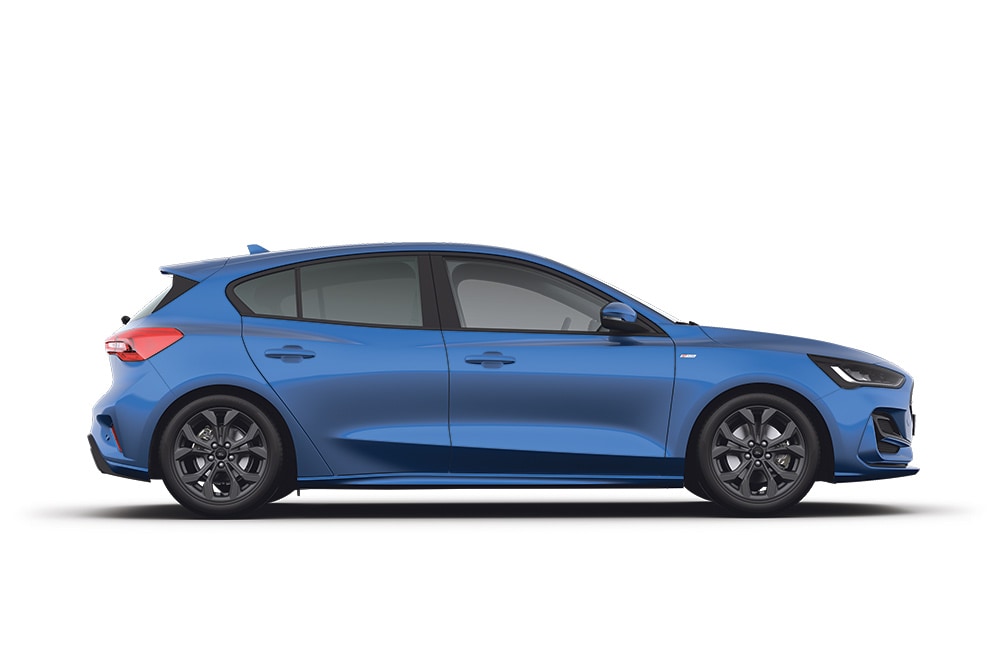 Une Ford Focus Mild Hybrid bleue.