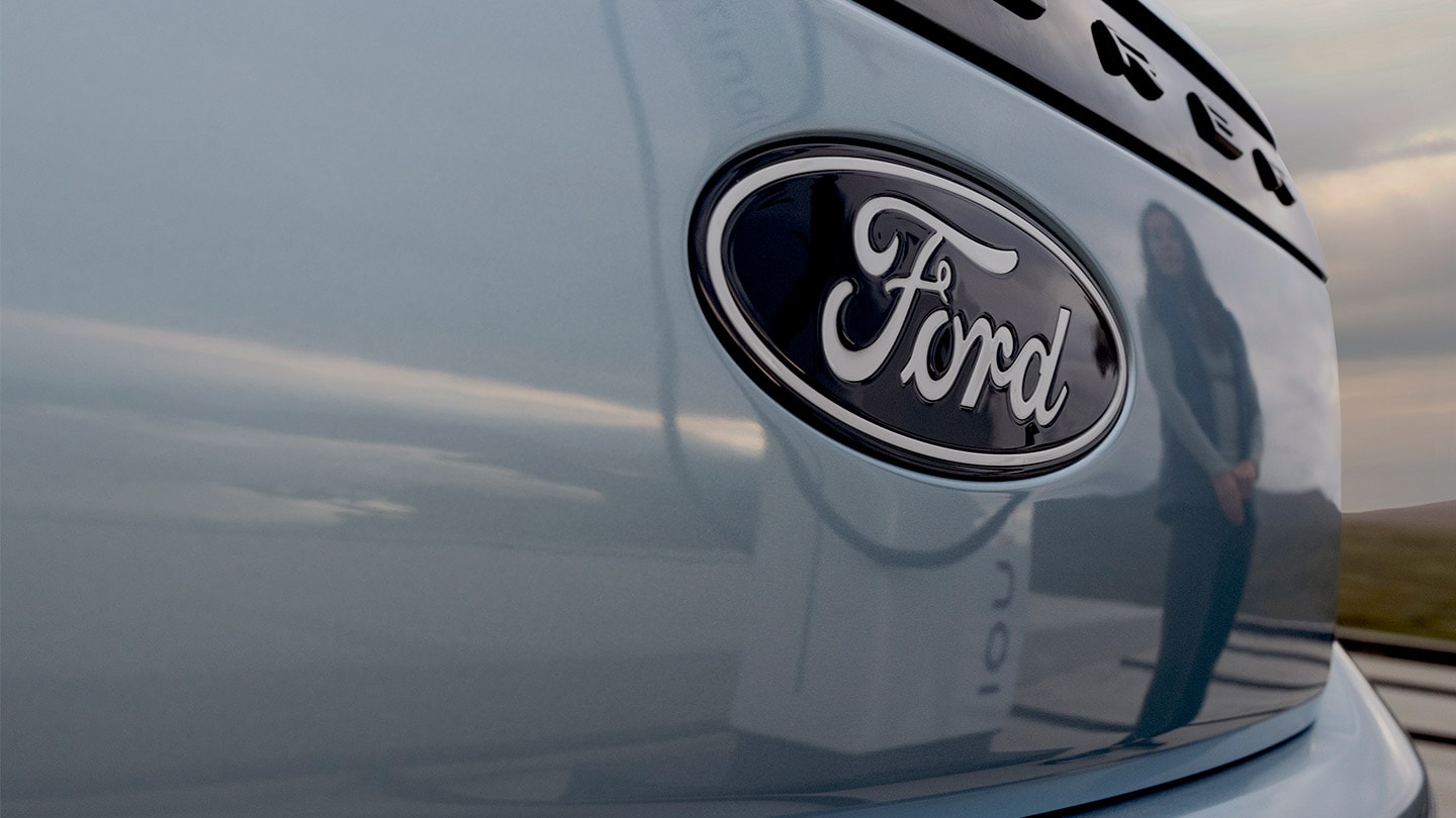Logo Ford sur un Ford Explorer électrique bleu.