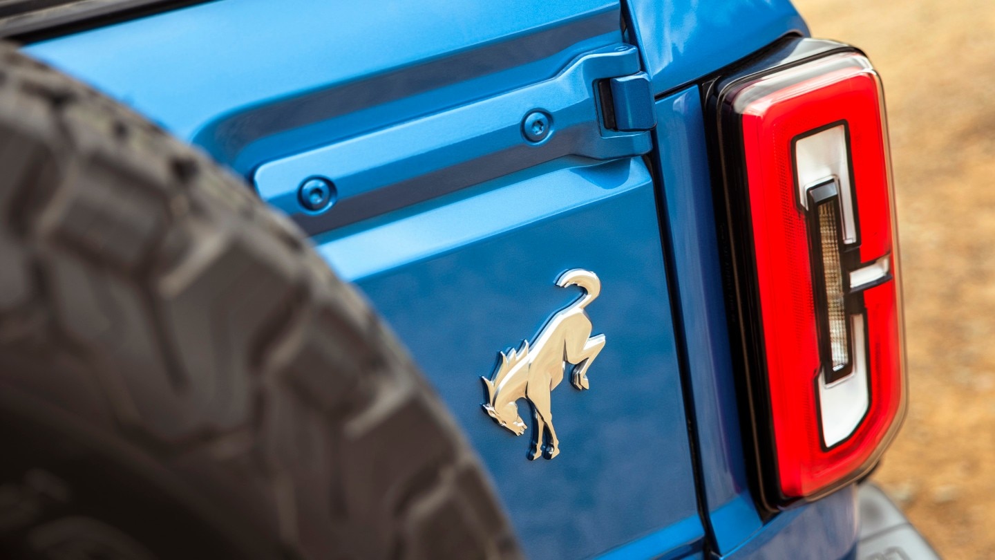 Ford Bronco en bleu. Vue détaillée de la partie arrière, des feux arrière et de l'emblème