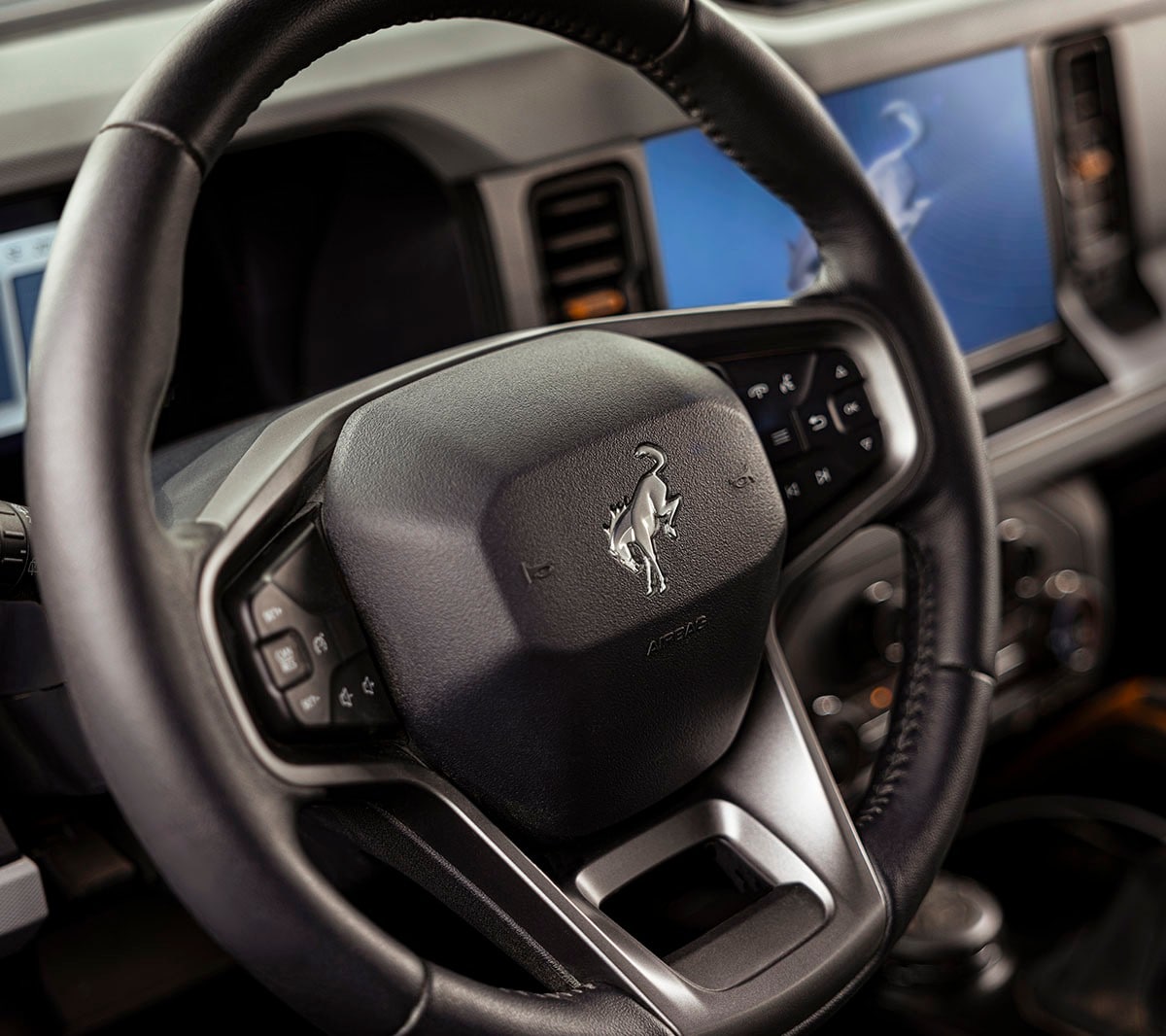 Vue de l'intérieur de la Ford Bronco. Vue détaillée du volant