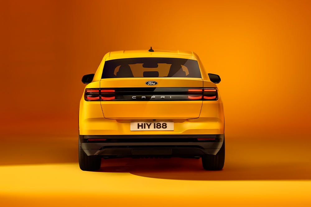 Vue arrière de la nouvelle Ford Capri en jaune, photographiée dans un studio jaune.