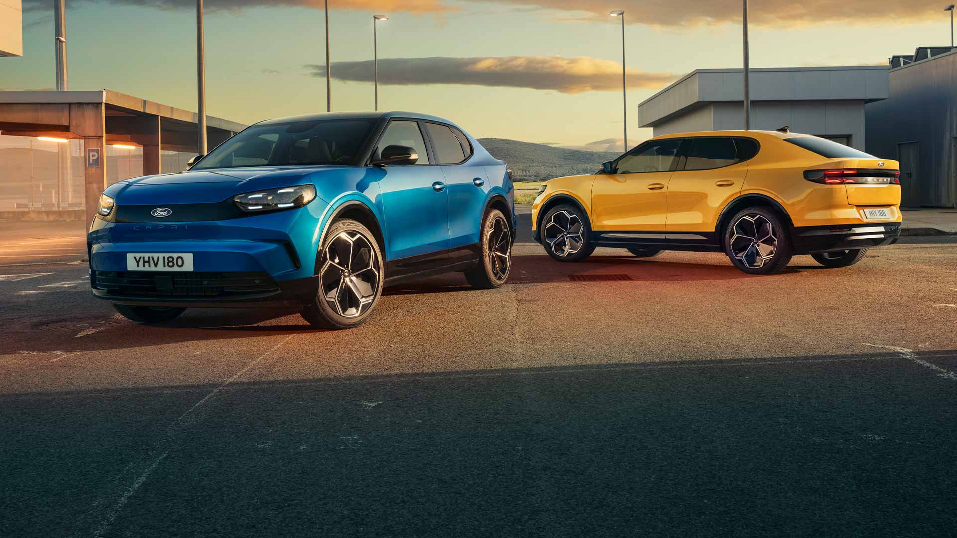 Deux Ford Capri® entièrement électriques, l’une jaune et l’autre bleue, sont parquées ensemble dans une rue.