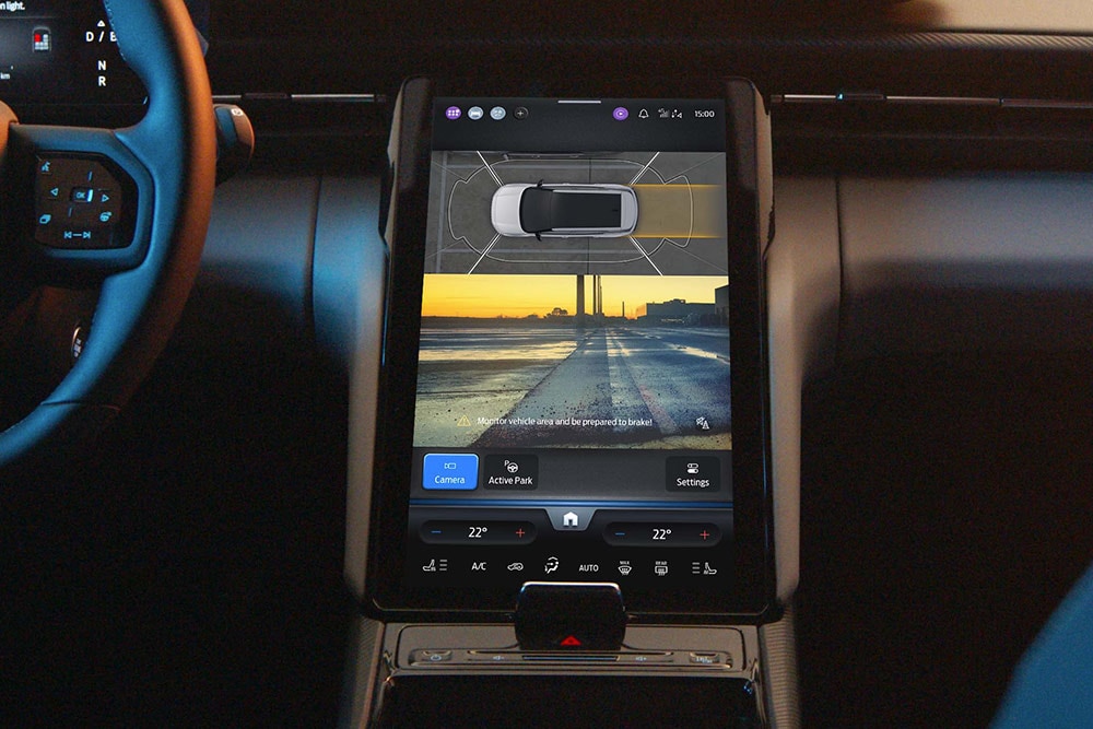 Gros plan de l’écran tactile Ford SYNC® Move avec caméra de stationnement à 360° et systèmes d’aide à la conduite de la nouvelle Ford Capri® entièrement électrique.