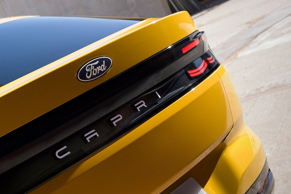 Gros plan de l’inscription «Capri» à l’arrière d’un nouveau SUV Ford Capri® entièrement électrique jaune. 