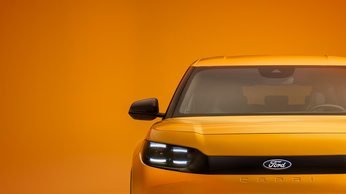 Vue de face de la nouvelle Ford Capri® entièrement électrique jaune.