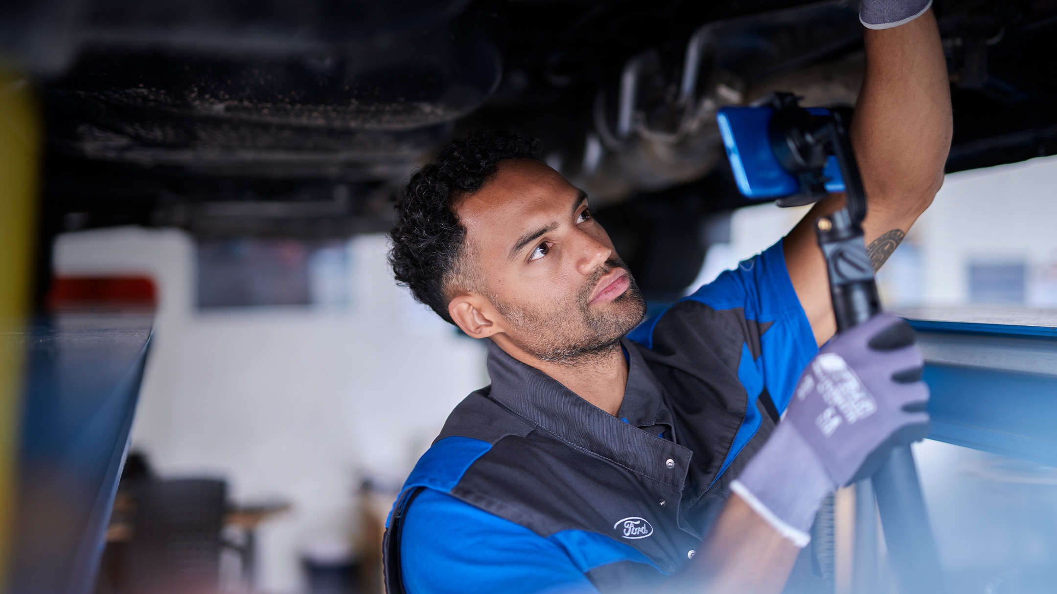 Un mécanicien Ford effectue le Ford Video Check pendant l'entretien Ford.